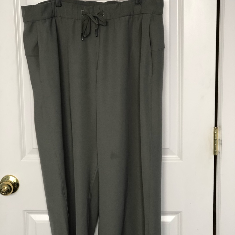 Lululemon On The Fly cropped pants sage green